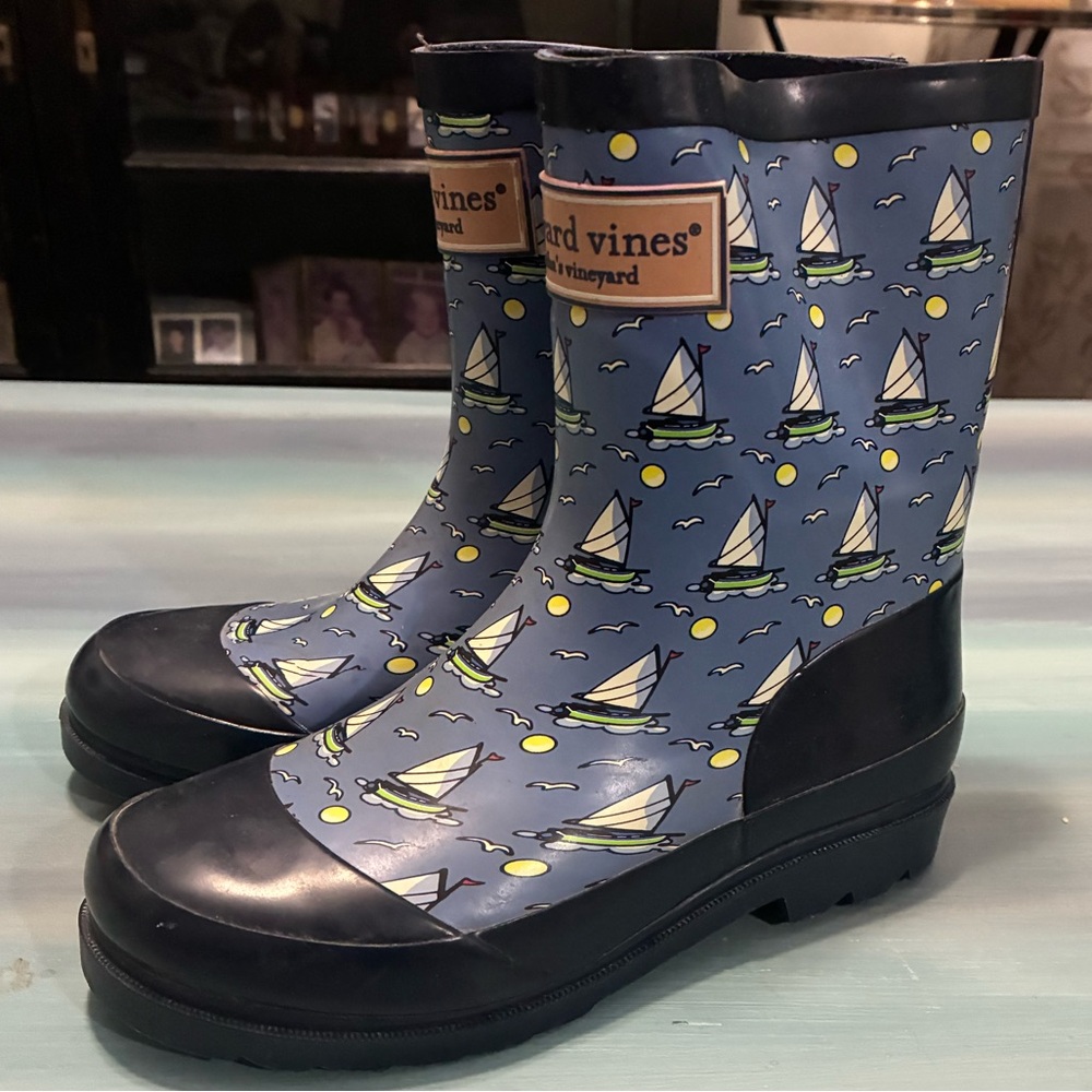 Vineyard Vines Sailboat Pattern kids Rain Boots size 3 very good condition